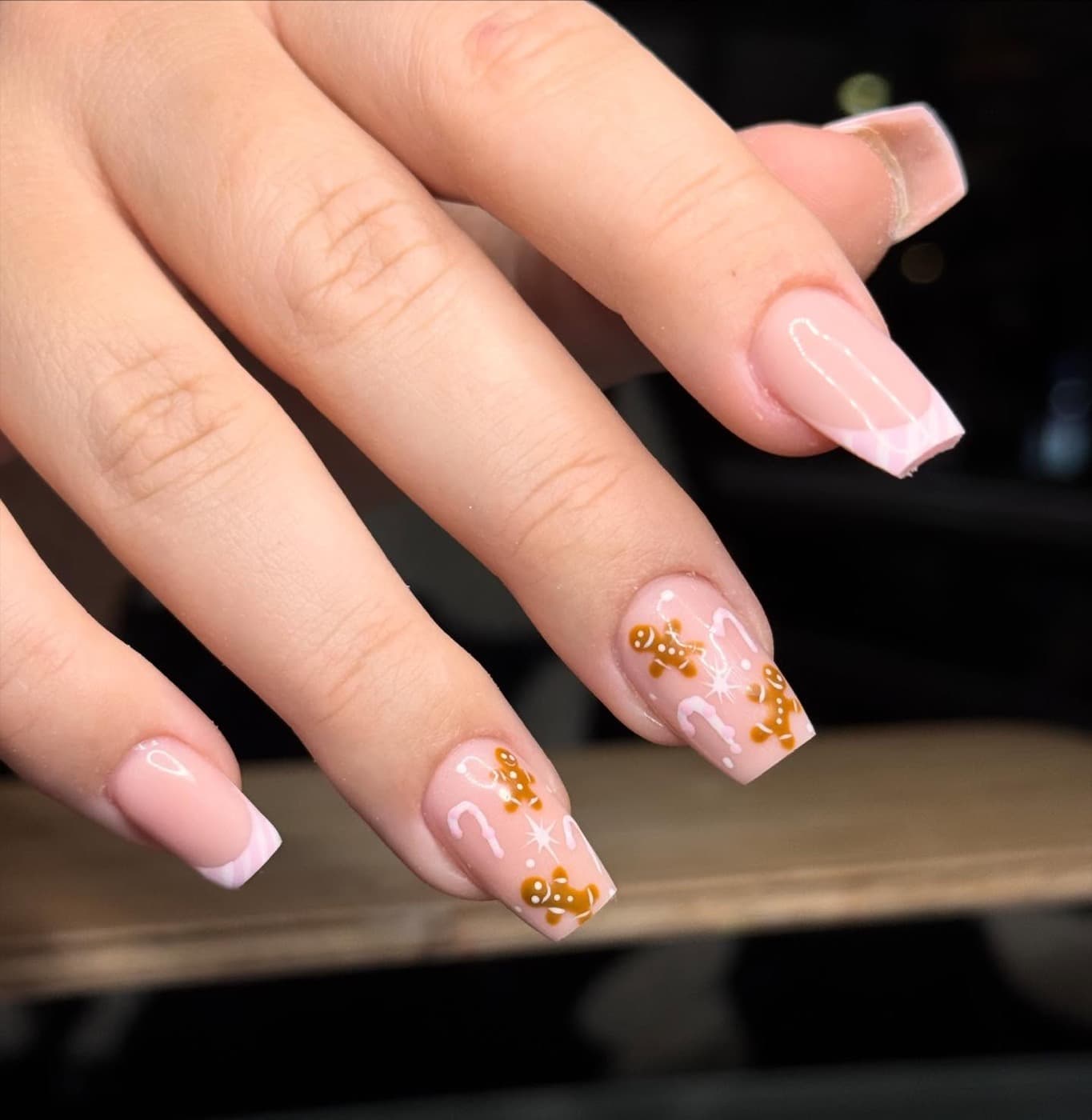 Leken pepperkake-inspirert nail art